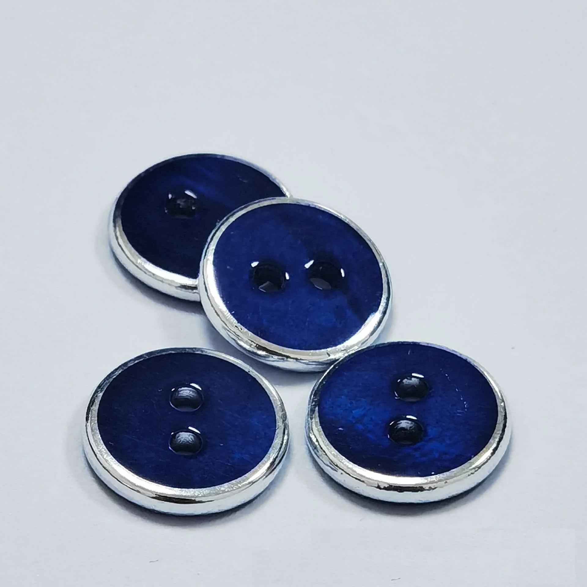 18L (11mm) Round 2-Hole Freshwater Shell Buttons Silver Edge 105 Pack