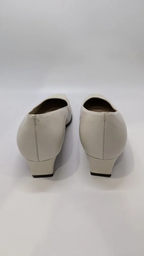Trotters Cream "Spruce" Leather Kitten Heels